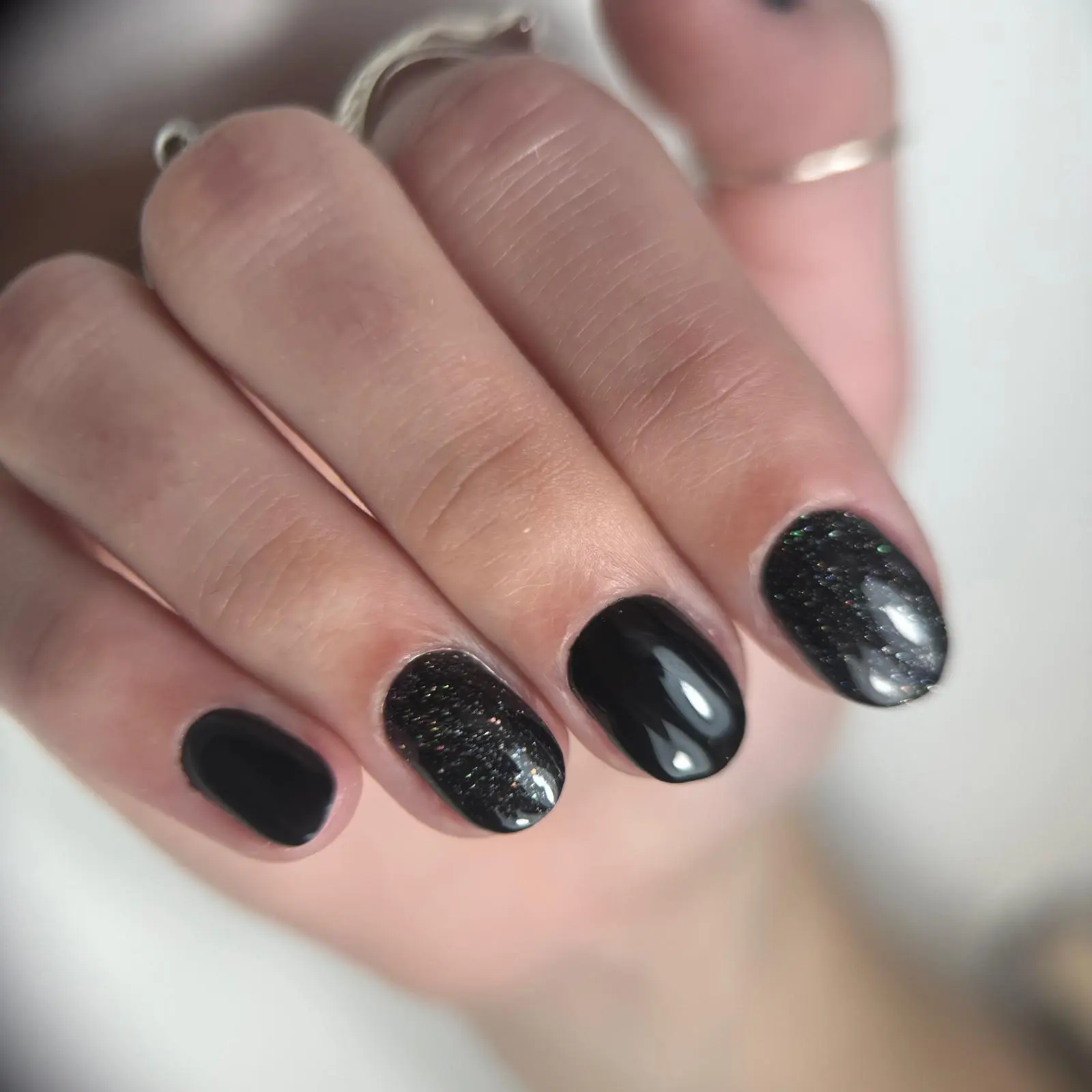 Detalle de manicura negra brillante
