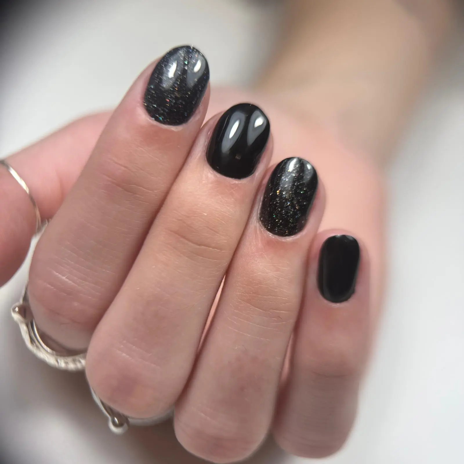 Uñas negras con glitter