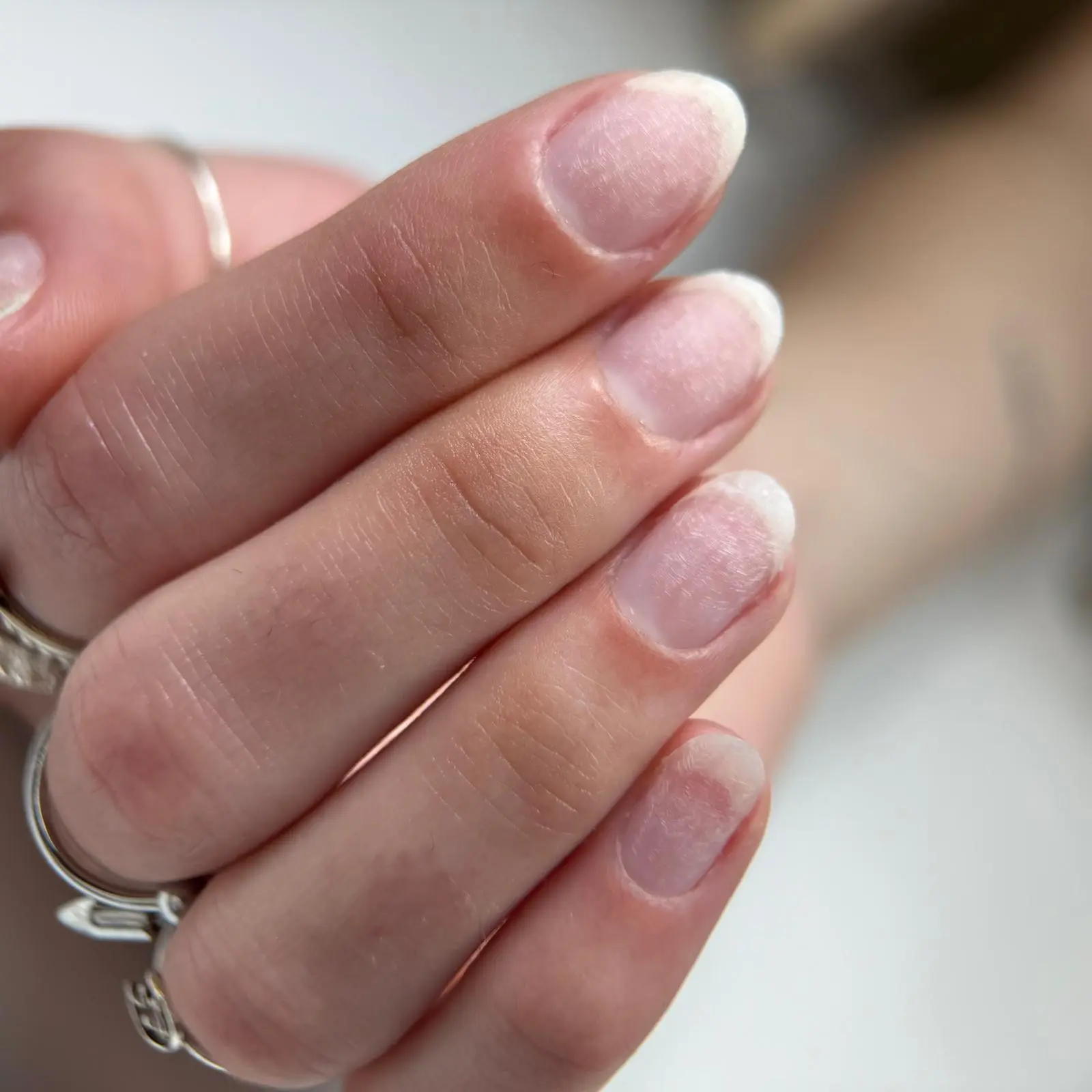 Manicura natural con brillo suave